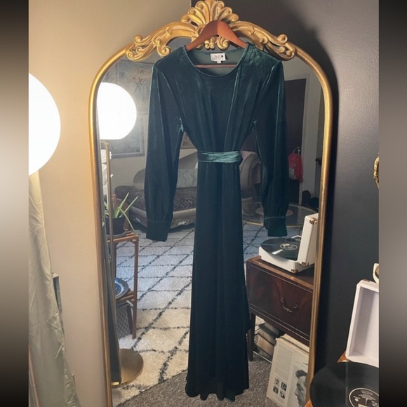 Skirt Society Dresses & Skirts - Skirt Society Green Velvet Holiday Maxi Dress with Belt